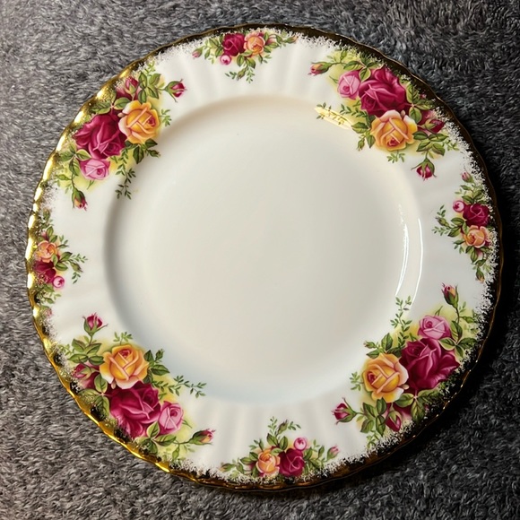 SALAD / DESERT PLATE OLD COUNTRY ROSES ROYAL ALBERT BONE CHINA ENGLAND 1962 VTG - Picture 3 of 12